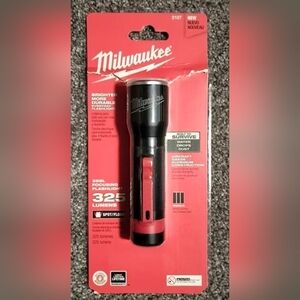 BRAND NEW Milwaukee 325Lumen Focusing Flashlight 2107